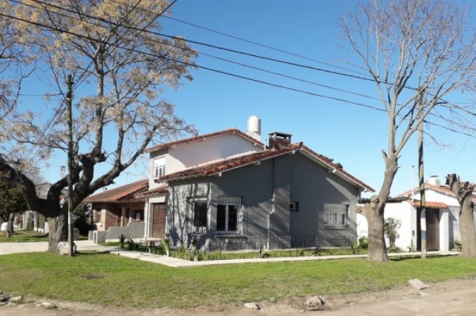 CASA AV. COLON Y 220 3 AMB.