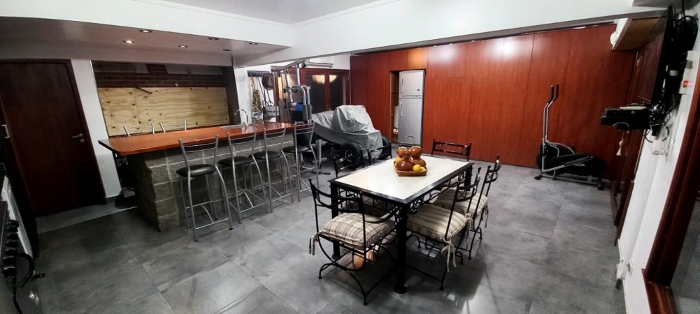 CASA MINIMALISTA. GONZALEZ CHAVES AL 2500