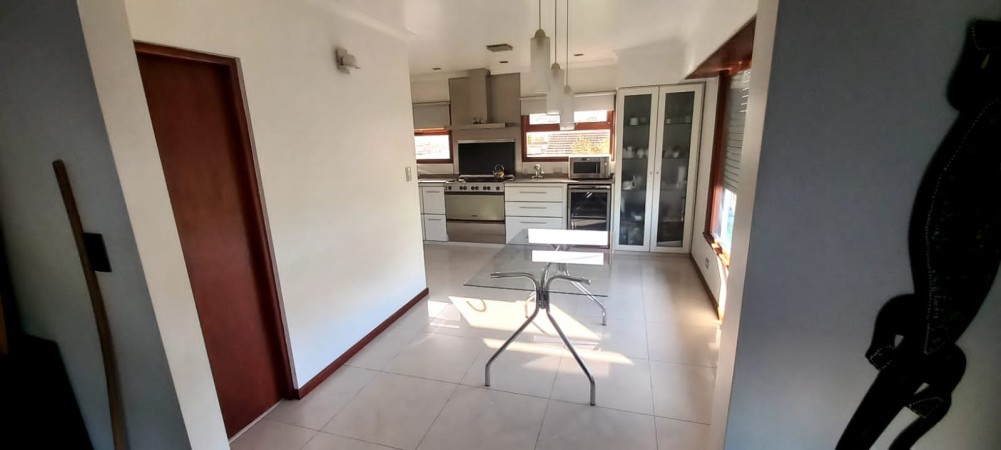 CASA MINIMALISTA. GONZALEZ CHAVES AL 2500