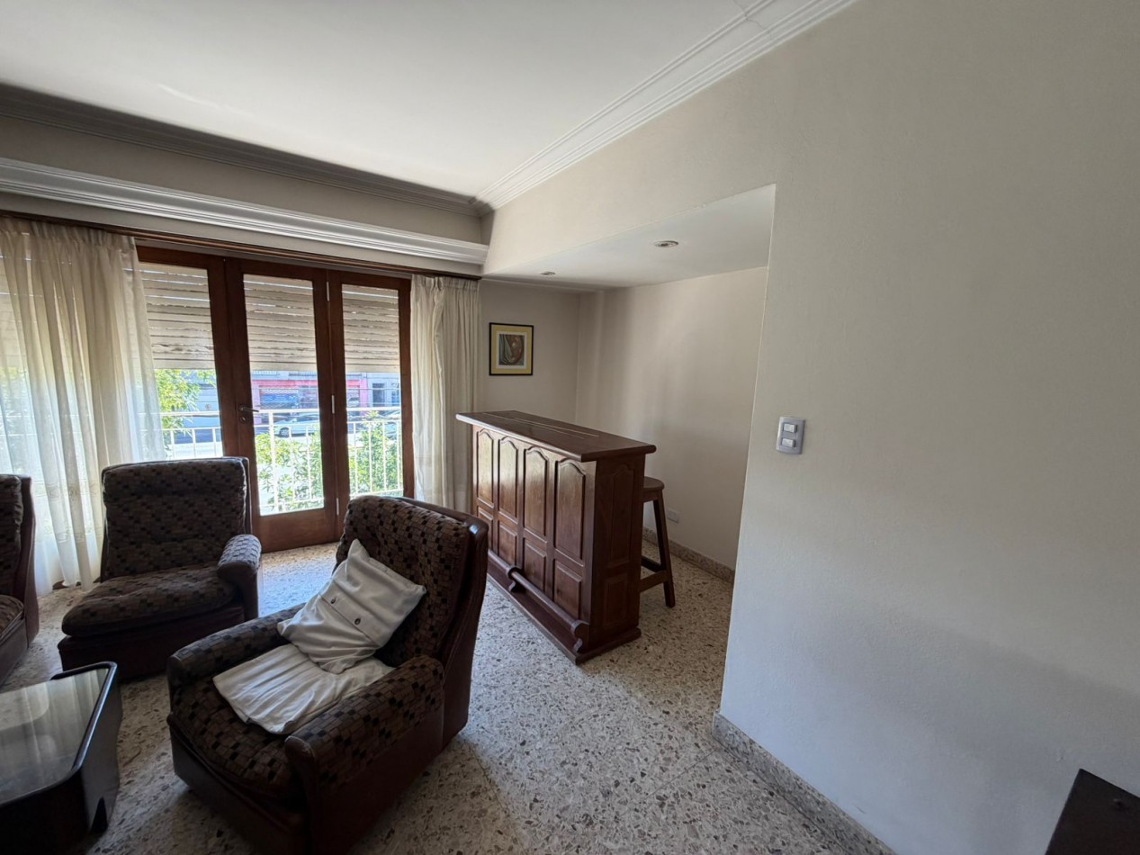 CASA EN PLANTA ALTA. AMOBLADA. LURO AL 6500