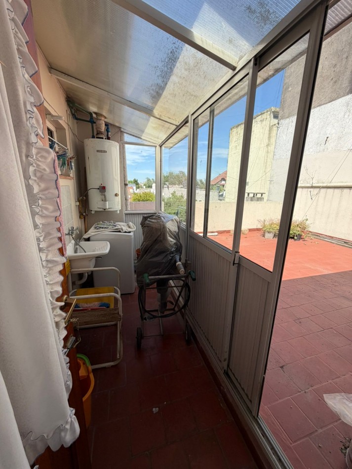 CASA EN PLANTA ALTA. AMOBLADA. LURO AL 6500