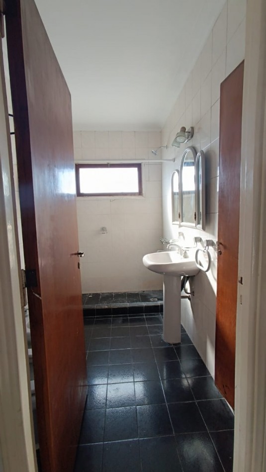 CASA EN PLANTA ALTA. 4 AMB. MORENO Y 180