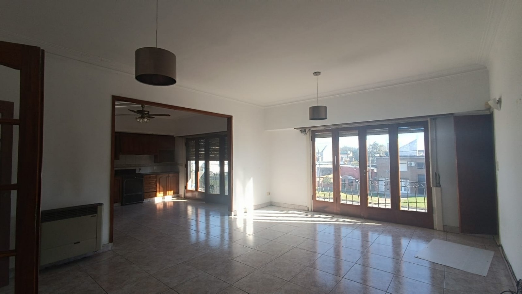 CASA EN PLANTA ALTA. 4 AMB. MORENO Y 180