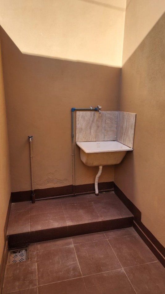 DEPARTAMENTO 1PISO. 2 AMBIENTES CON COCHERA. COLON Y 220