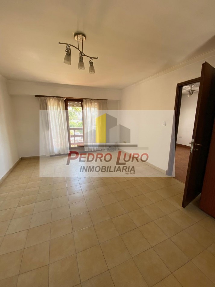 CHALET EN DOS PLANTAS. 4 AMBIENTES. PARAGUAY AL 1300