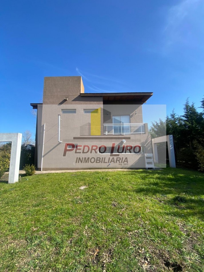 CASA 4 AMBIENTES + DEP. EN BARRIO LA CALETA