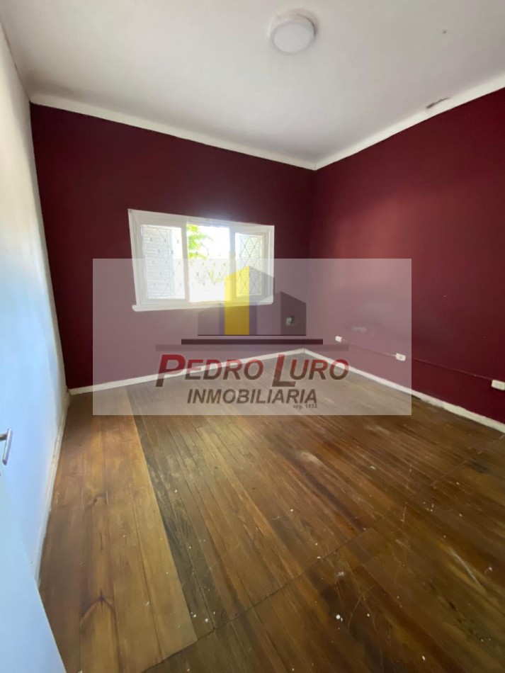 CASA 3 AMBIENTES. GARAJE Y PARQUE. RIVADAVIA AL 7500