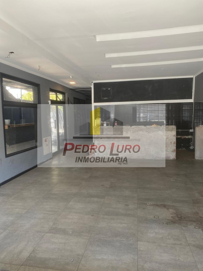 LOCAL COMERCIAL. 125M2 CUBIERTOS APROX. AV.LURO Y 180