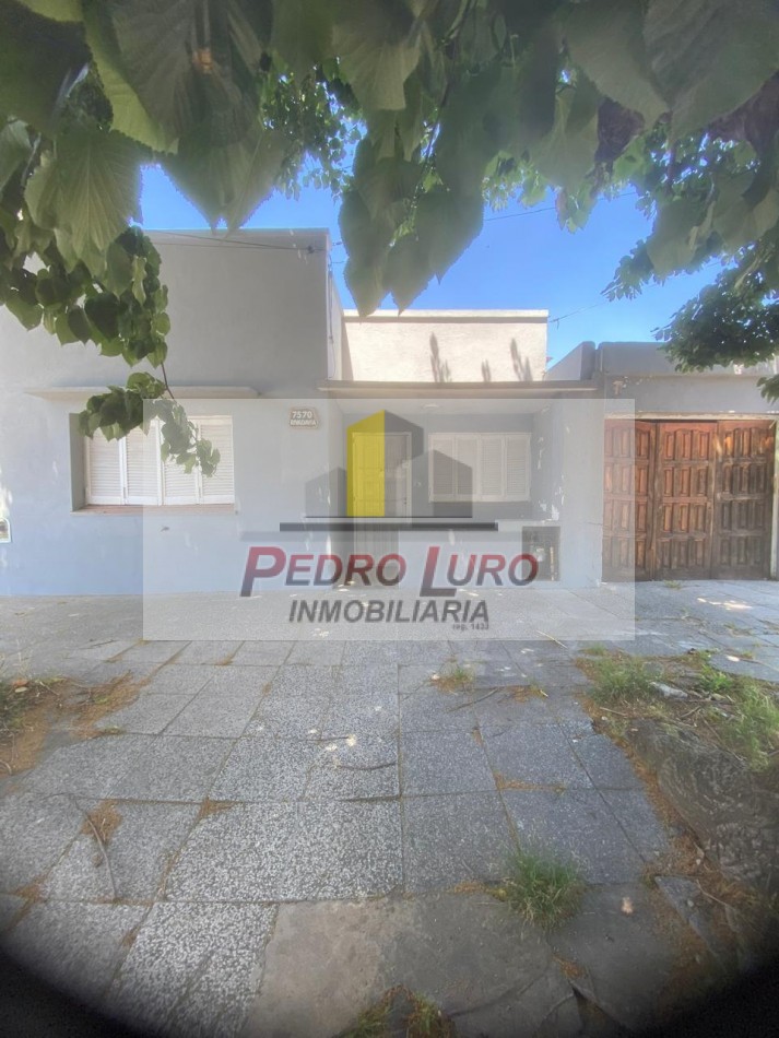 CASA 3 AMBIENTES. GARAJE Y PARQUE. RIVADAVIA AL 7500