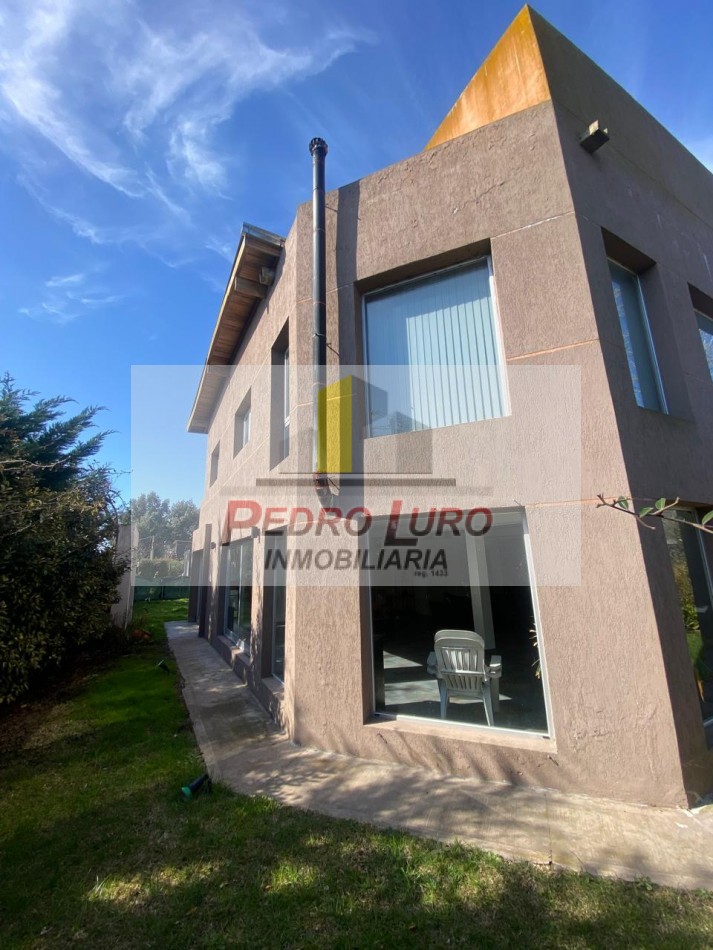 CASA 4 AMBIENTES + DEP. EN BARRIO LA CALETA