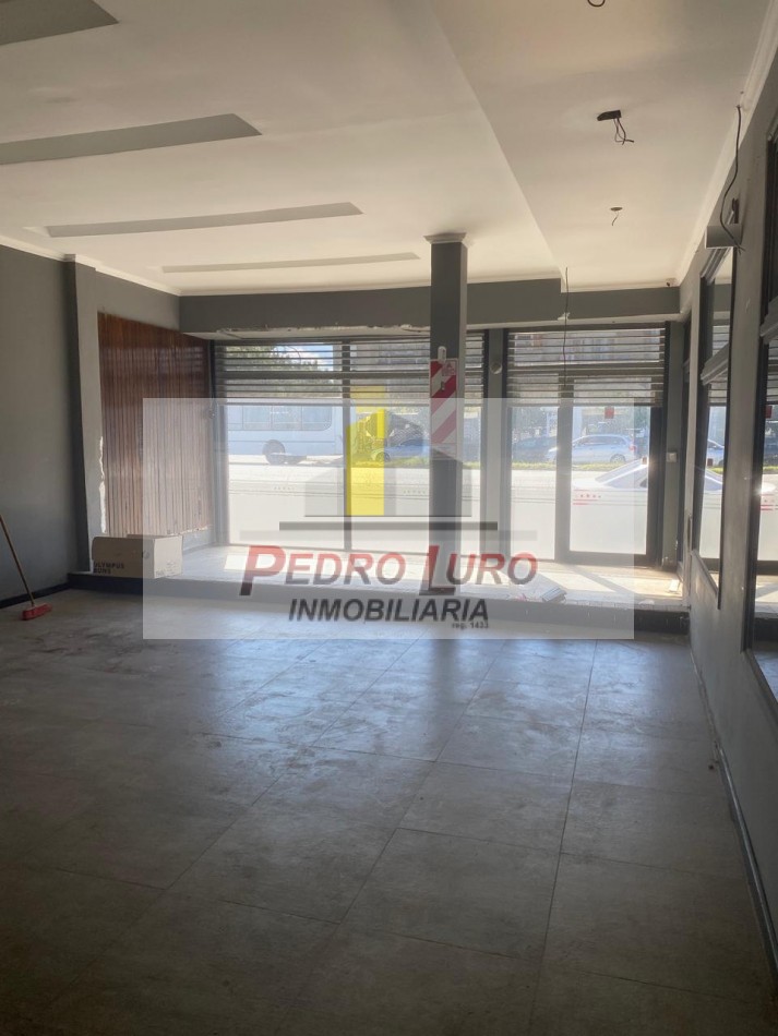 LOCAL COMERCIAL. 125M2 CUBIERTOS APROX. AV.LURO Y 180