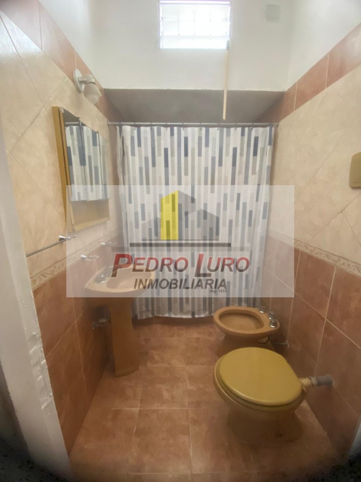 CASA 3 AMBIENTES. GARAJE Y PARQUE. RIVADAVIA AL 7500