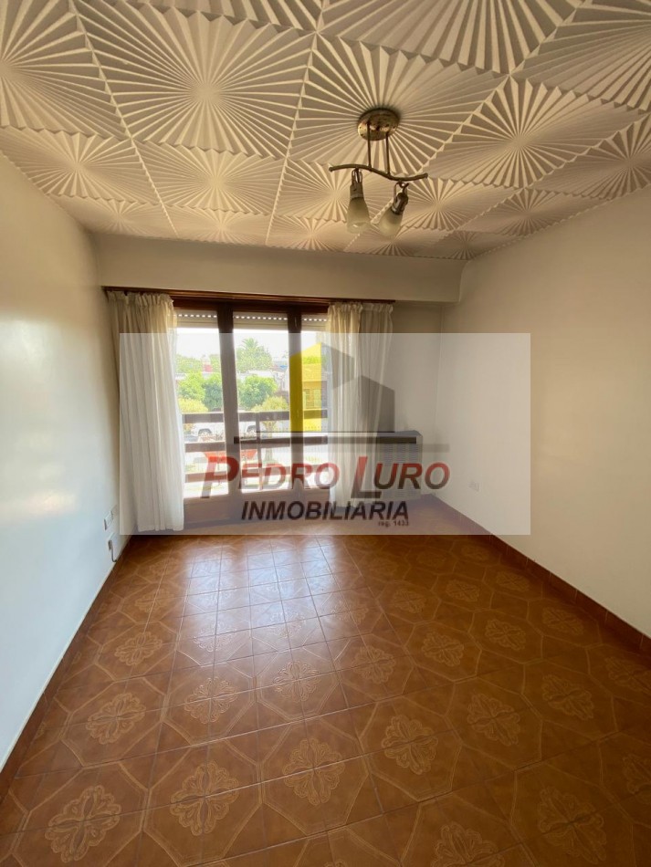 CHALET EN DOS PLANTAS. 4 AMBIENTES. PARAGUAY AL 1300