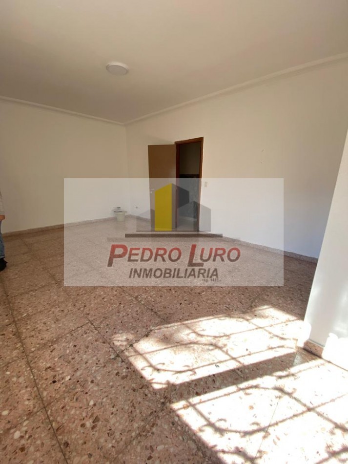 CASA FORMANDO ESQUINA 4 AMB. RIVADAVIA Y 182