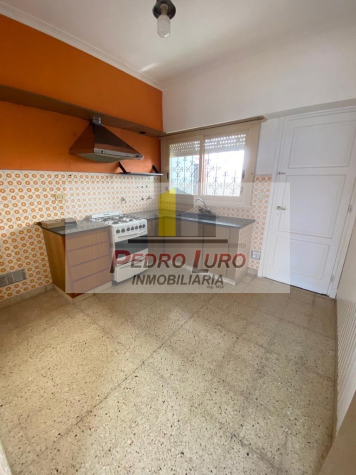 CASA FORMANDO ESQUINA 4 AMB. RIVADAVIA Y 182